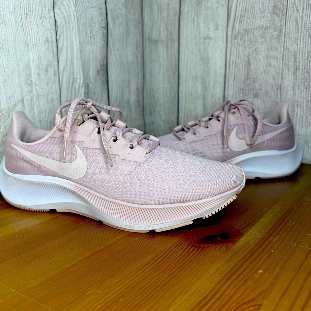 Nike Air Zoom Pegasus 37 Running  Lightweight Running Sneaker Women’s Size 11